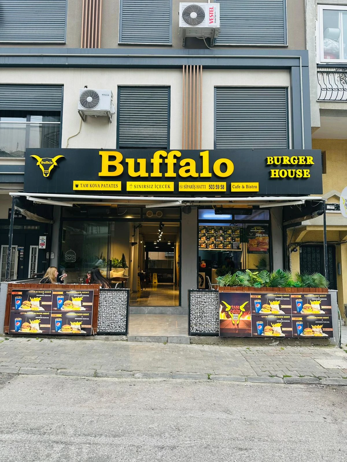Buffalo Burger Buca şubesi dış görünümü